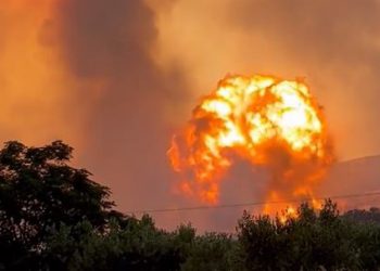 «Πυρ ομαδόν» από την αντιπολίτευση για τη φωτιά στη Νέα Αγχίαλο – Θέτει ζήτημα ασφαλείας και κύρους των ΕΔ