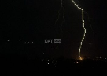 Καρέ-καρέ η στιγμή που χτυπάει κεραυνός και ξεκινάει πυρκαγιά στη Βούλα