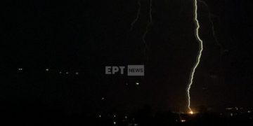 Καρέ-καρέ η στιγμή που χτυπάει κεραυνός και ξεκινάει πυρκαγιά στη Βούλα