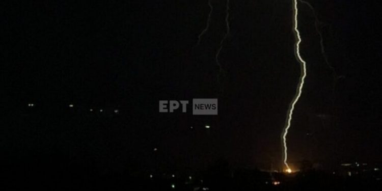 Καρέ-καρέ η στιγμή που χτυπάει κεραυνός και ξεκινάει πυρκαγιά στη Βούλα