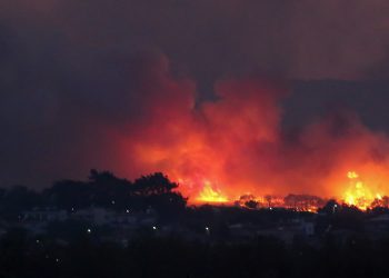 Φωτιά στην Αλεξανδρούπολη: Ολονύχτια μάχη με τις φλόγες – Τιτάνια προσπάθεια να θωρακιστεί η ΒΙΠΕ – 8 πυροσβέστες στο νοσοκομείο