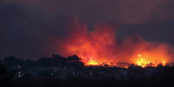 Φωτιά στην Αλεξανδρούπολη: Ολονύχτια μάχη με τις φλόγες – Τιτάνια προσπάθεια να θωρακιστεί η ΒΙΠΕ – 8 πυροσβέστες στο νοσοκομείο