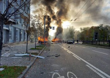 Ουκρανία: Τουλάχιστον πέντε νεκροί και 31 τραυματίες από ρωσική πυραυλική επίθεση σε πολυκατοικία