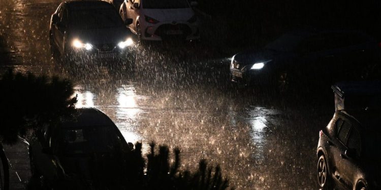 Οι 7 περιοχές που βρίσκονται στην κόκκινη ζώνη της κακοκαιρίας που αναμένεται να επιδεινωθεί τις επόμενες ώρες με ισχυρές βροχοπτώσεις