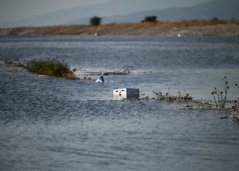 Κακοκαιρία Daniel: Κινδυνεύουν χωριά από την υπερχείλιση της λίμνης Κάρλα – Παραμένει κλειστή η Εθνική Οδός
