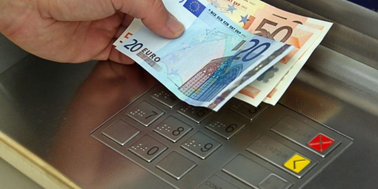 Παροχές: Ποιες σώζονται, ποιες κόβονται λόγω Daniel