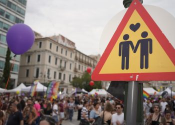 Γάμος ομόφυλων ζευγαριών: «Ψάχνουν» στο Μαξίμου τα «γαλάζια όχι» και τον κατάλληλο χρόνο