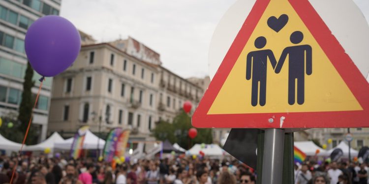 Γάμος ομόφυλων ζευγαριών: «Ψάχνουν» στο Μαξίμου τα «γαλάζια όχι» και τον κατάλληλο χρόνο