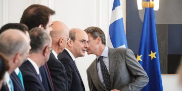 Φορο-παγίδα για ελεύθερους επαγγελματίες και ψηφοφόρους βάζει η κυβέρνηση