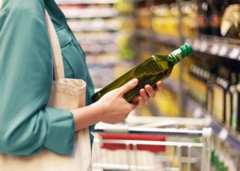 Ελαιόλαδο: Αλυσίδα σούπερ μάρκετ βάζει «πλαφόν»
