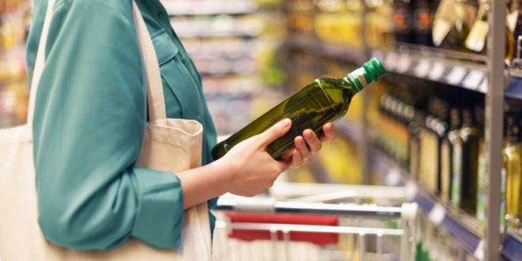 Ελαιόλαδο: Αλυσίδα σούπερ μάρκετ βάζει «πλαφόν»