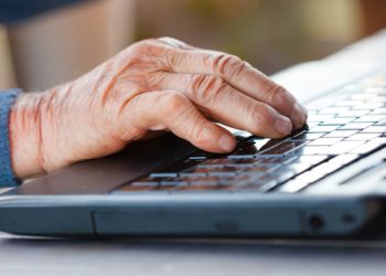 ΕΛΣΤΑΤ: Ένας στους δύο δεν χρησιμοποιεί υπολογιστές – Σε χαμηλό επίπεδο οι δεξιότητες των εργαζομένων