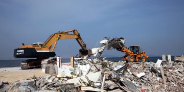 Αυθαίρετα: Οι μπουλντόζες ξεκίνησαν τις κατεδαφίσεις