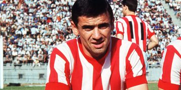 Σπάνε οι χορδές μας φωνάζοντας, «έμπαινε Γιούτσο, έμπαινε..»