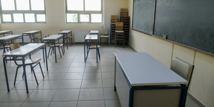 Κρήτη: Φέρνουν σόμπες από το σπίτι τους για να ζεσταθούν οι μαθητές