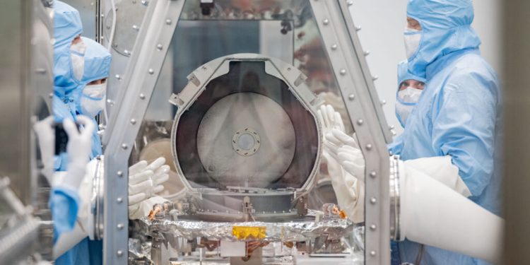 OSIRIS-REx: H NASA παλεύει να ανοίξει το κουτί του θησαυρού