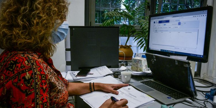 Ποιοι και πόσα χρωστάνε στην εφορία