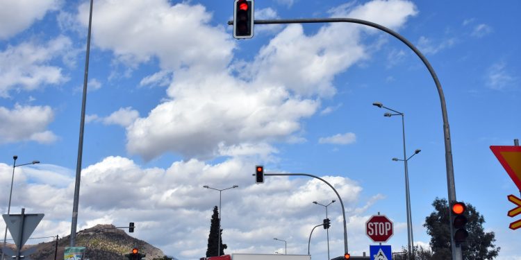 Σε ποια φανάρια θα μπουν κάμερες – Ποιοι οδηγοί κινδυνεύουν με πρόστιμο 700 ευρώ