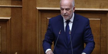 Κόντρα Φλωρίδη με ΣΥΡΙΖΑ και Τσακαλώτο για ποινικούς κώδικες – Βαριές κουβέντες για εγκληματίες και ακροδεξιά