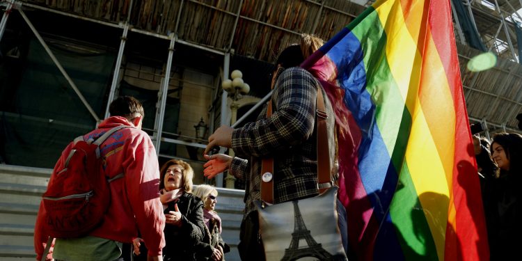 Γάμος ομόφυλων ζευγαριών: Τι πιστεύουν οι Ελληνίδες και οι Έλληνες