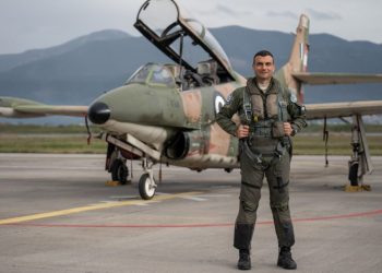 Καλαμάτα: Ο επισμηναγός σκοτώθηκε στην τελευταία του πτήση με Τ-2, μπροστά στην οικογένειά του