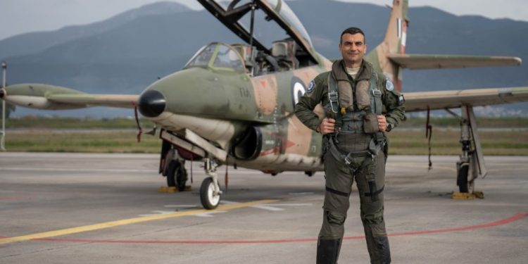 Καλαμάτα: Ο επισμηναγός σκοτώθηκε στην τελευταία του πτήση με Τ-2, μπροστά στην οικογένειά του