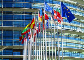 Κομισιόν προς Ελλάδα: Προσοχή με τα κόκκινα δάνεια και οφειλές, εύσημα για ΑΕΠ