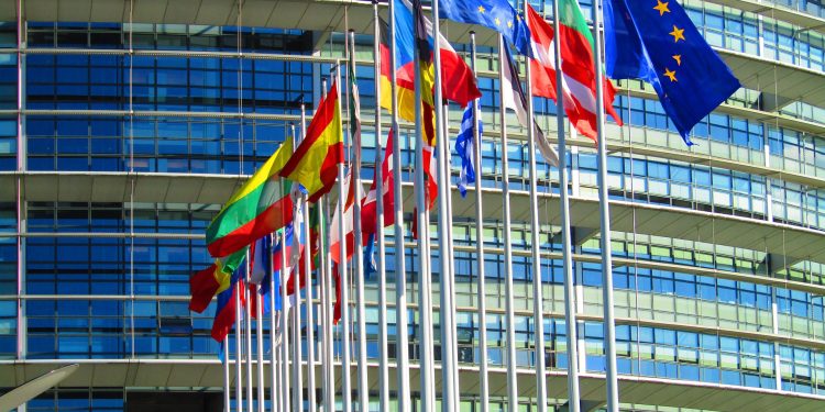 Κομισιόν προς Ελλάδα: Προσοχή με τα κόκκινα δάνεια και οφειλές, εύσημα για ΑΕΠ