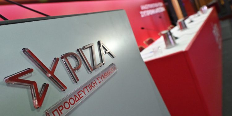 Πηγές ΣΥΡΙΖΑ: Ο πρωθυπουργός κουρελιάζει το Σύνταγμα και στέκεται προσοχή στον Σαμαρά