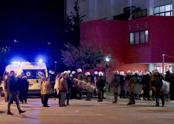 Τουλάχιστον τέσσερα άτομα «έδειξαν» τον 18χρονο δράστη της επίθεσης στον αστυνομικό