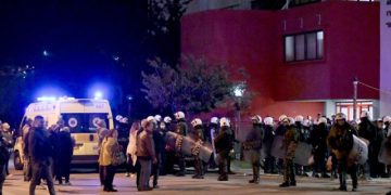 Τουλάχιστον τέσσερα άτομα «έδειξαν» τον 18χρονο δράστη της επίθεσης στον αστυνομικό