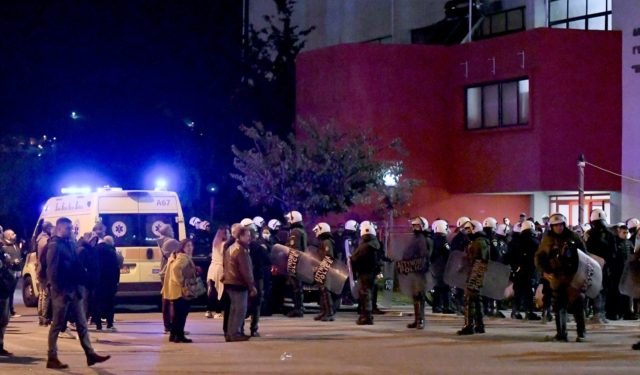 Τουλάχιστον τέσσερα άτομα «έδειξαν» τον 18χρονο δράστη της επίθεσης στον αστυνομικό