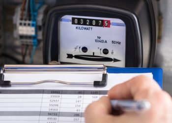 Τα τέσσερα χρωματιστά τιμολόγια ρεύματος και το… λευκό