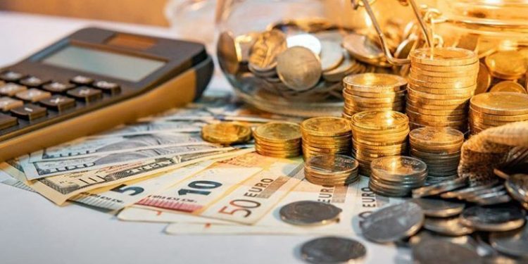 Ποιες ανατροπές φέρνει το 2024 σε μισθούς, συντάξεις, φόρους