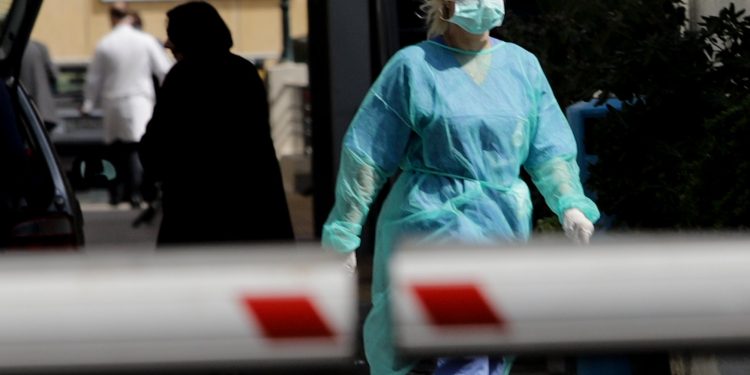 Επελαύνουν κορονοϊός και γρίπη