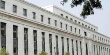 Επιτόκια: «Σήμα» για γρήγορη μείωσή τους από την ΕΚΤ έστειλε η Fed