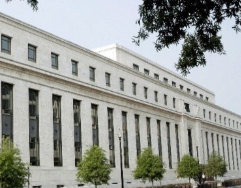 Επιτόκια: «Σήμα» για γρήγορη μείωσή τους από την ΕΚΤ έστειλε η Fed