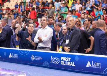 Ο Δήμαρχος Πειραιά Γιάννης Μώραλης στον παγκόσμιο διαγωνισμό μαθητικής ρομποτικής και καινοτομίας First Global Challenge 2024 στο Σ.Ε.Φ.