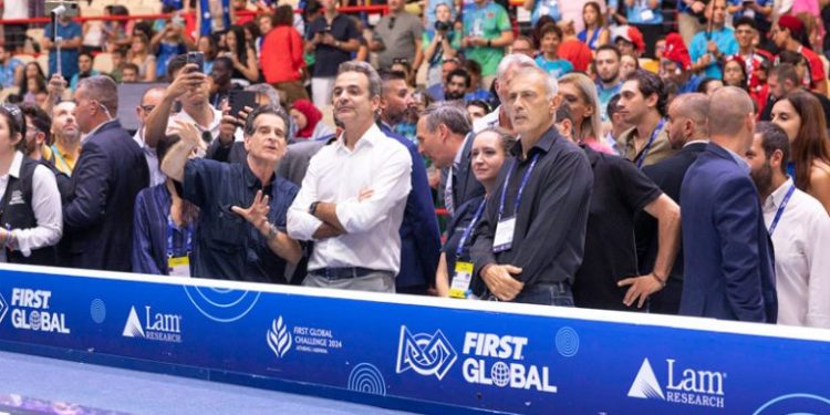 Ο Δήμαρχος Πειραιά Γιάννης Μώραλης στον παγκόσμιο διαγωνισμό μαθητικής ρομποτικής και καινοτομίας First Global Challenge 2024 στο Σ.Ε.Φ.