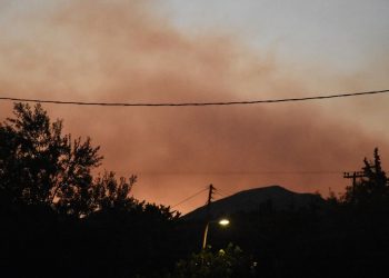 Κορινθία: Νεκροί οι δυο αγνοούμενοι εθελοντές στην Άνω Πιτσά – Στα 30 χλμ το μέτωπο της φωτιάς