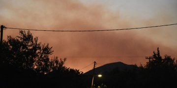 Κορινθία: Νεκροί οι δυο αγνοούμενοι εθελοντές στην Άνω Πιτσά – Στα 30 χλμ το μέτωπο της φωτιάς