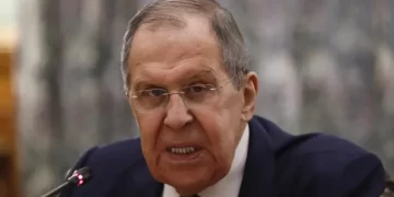 Λαβρόφ: «Παίζουμε με τη φωτιά» αν το Κίεβο χρησιμοποιήσει δυτικά όπλα βαθιά μέσα στη Ρωσία