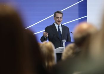 «Πυρ ομαδόν» κατά Μητσοτάκη για τις υποσχέσεις περί μείωσης φόρων – «Φθηνή προπαγάνδα και κακόγουστο αστείο»