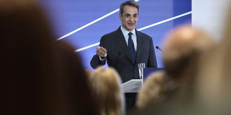 «Πυρ ομαδόν» κατά Μητσοτάκη για τις υποσχέσεις περί μείωσης φόρων – «Φθηνή προπαγάνδα και κακόγουστο αστείο»