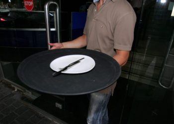 Πανικός με τη φορολόγηση στο φιλοδώρημα: «Ανοίγει κερκόπορτα να αμφισβητηθεί ο μισθός»