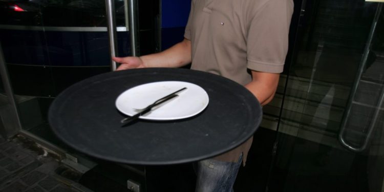 Πανικός με τη φορολόγηση στο φιλοδώρημα: «Ανοίγει κερκόπορτα να αμφισβητηθεί ο μισθός»