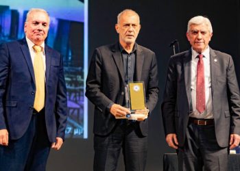 Ο Δήμαρχος Πειραιά Γιάννης Μώραλης, τιμήθηκε στη μεγάλη επετειακή εκδήλωση για τα 130 χρόνια από την ίδρυση του Πειραϊκού Συνδέσμου