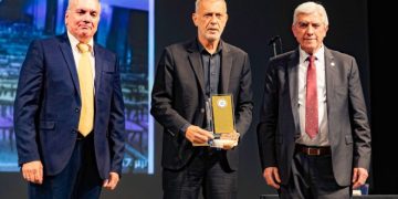 Ο Δήμαρχος Πειραιά Γιάννης Μώραλης, τιμήθηκε στη μεγάλη επετειακή εκδήλωση για τα 130 χρόνια από την ίδρυση του Πειραϊκού Συνδέσμου