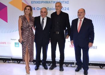 O Δήμαρχος Πειραιά Γιάννης  Μώραλης  στην  απονομή των βραβείων «Βιώσιμης-Καινοτόμου και Υπεύθυνης Επιχειρηματικότητας» του Επαγγελματικού Επιμελητηρίου Αθηνών