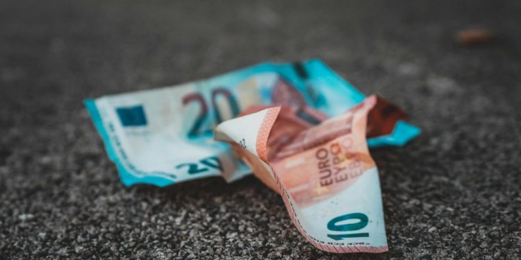 Ακρίβεια: Δύο στους τρεις βλέπουν τις καταναλωτικές τους δυνατότητες να έχουν χειροτερέψει